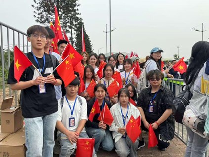 习近平出访越南 学院在越留学生赴现场热烈欢迎